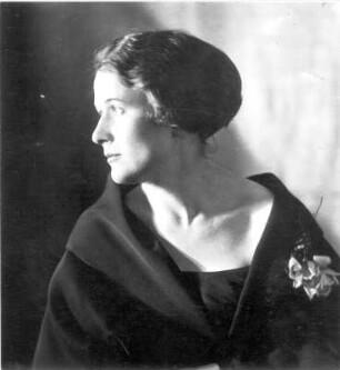 Porträt Grete Nikisch, geborene Merrem (Sängerin; 1887-1970). Fotografie (Negativabzug auf Papier) von Ursula Richter. Dresden, um 1930