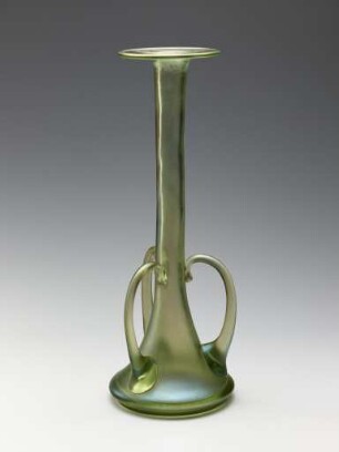 Vase mit drei Bügeln