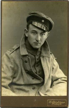 Junger Soldat im Fotoatelier
