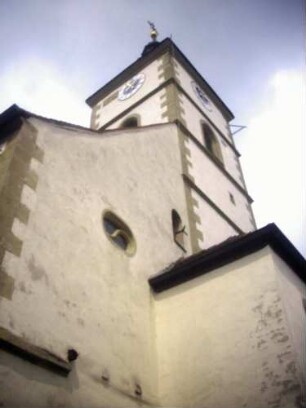 Kirche von Südosten über Kirchturm (spätromanisch 13 Jh) sowie Langhaus im Südteil (im 15 Jh Neubau auf romanischen Vorgänger unter teilweiser Verwendung romanischer Bausubstanz)