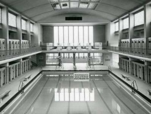 Hamburg-Barmbek. Blick in die Schwimmhalle der Badeanstalt