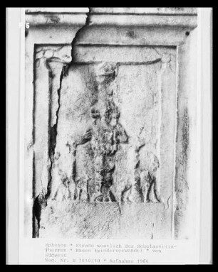 Wiederverwendete Statuenbasis: Relief mit Kultbild der Artemis Ephesia
