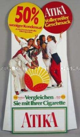 Werbeaufsteller mit Werbeaufdruck für "ATIKA"-Zigaretten, "Vergleichen Sie mit Ihrer Cigarette"