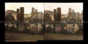 Ruine des zerschossenen Schulgebäudes in Soldau