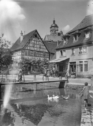 Ortsansicht : Unbekannter Ort. Stadtansicht mit Bäckerei und Stellmacherei
