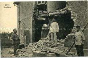 Deutsche Soldaten vor Ruine