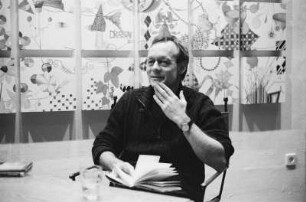 Brecht-Haus : Im Brecht-Haus: Walle Sayer. Hintergrund-Bilder: Hildegard Skowasch.