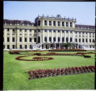 Schönbrunn: Schloss, Mitteltrakt mit Blumenbeet