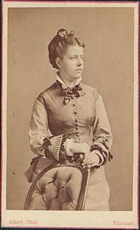 Sophie Bettelhäuser (geb. Jung), stehend, auf einen Stuhl gestützt