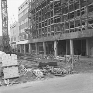 Rathausplatz: Blick von der Straße Reeshoop: Wohn- und Geschäftshäuser der südlichen Randbebauung in Bau: links Supermarkt Bolle: Schwellen und Gleise: Baukran