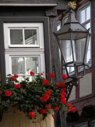 Quedlinburg - Fachwerkhaus : Historischer Fachwerkbau mit Laterne, aufgenommen in der Weltkulturerbestadt Quedlinburg, ca. 2004