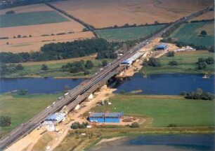 Oranienbaum-Wörlitz-Vockerode. Baustelle Ersatzneubau der Autobahnbrücke über die Elbe, überführt die Bundesautobahn BAB 9. Luftbild-Schrägaufnahme von Südsüdwest