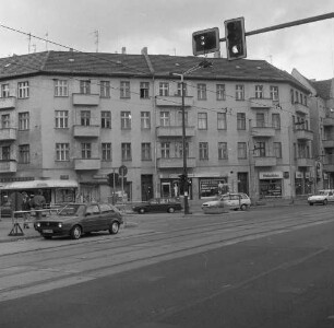 Berlin-Schöneweide, Siemensstraße 18/Ecke Edisonstraße. Wohnhaus mit Läden. Straßenansicht von Südosten