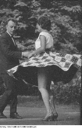 Dresden, Großer Garten?. Tanzvergnügen auf Bühne im Biergarten, 1964