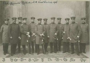 Stabsoffiziere und Adjutanten des Regiments in Fotoatelier vor Kulisse stehend