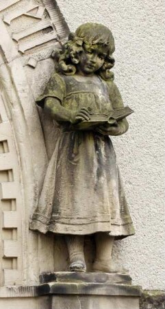 Heiligkreuz-Schule — Nordflügel — Statue