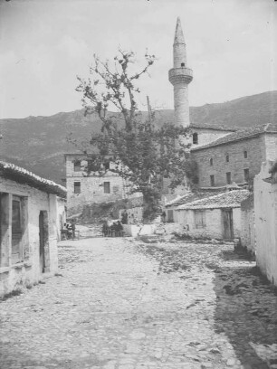 Moschee : Blick in eine Straße in einem Dorf mit einer Moschee mit Minarett