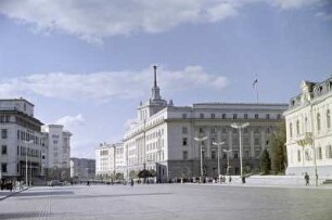 Die Hauptstraße durch die Stadt Bankja. Pferdegespann