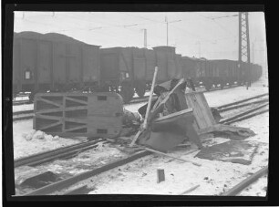 Stuttgart, Hbf, Güterbahnhof, 2 beschädigte Maschinen (auf Gleis)