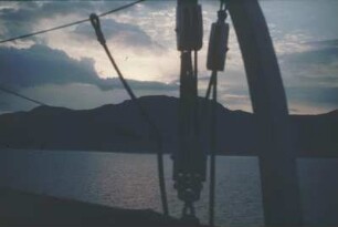 Reisefotos Norwegen. Abendstimmung. Blick von einem Passagierschiff auf die Küste