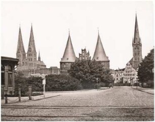 Holstentor, Lübeck: Ansicht der Feldseite mit Petri- und Marienkirche mit Hintergrund