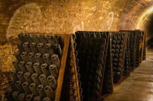 Frankreich. Champagne Ardenne. Marne. Avize. Cote des Blanc. Champagner Kellerei. Maison Lang Biemont. Seit 1875. Champagner Keller. Ruetteltische