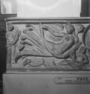 Sarkophag mit Bildnis des Verstorbenen und Viktorien, darunter Charon