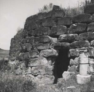 Italien. Sardinien. Eingangsbereich einer Nuraghe, einem prähistorischen Turmbau aus der Frühbronzezeit (1600 - 400 v.Chr.)