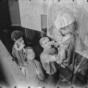 Puppenspieler im Puppentheater Pankow. 1968. SW-Foto © Kurt Schwarz.