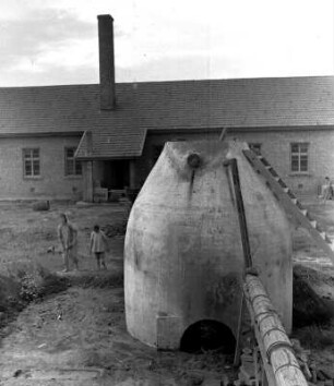 Kleiner Hochofen vor einem Haus (China 1959)