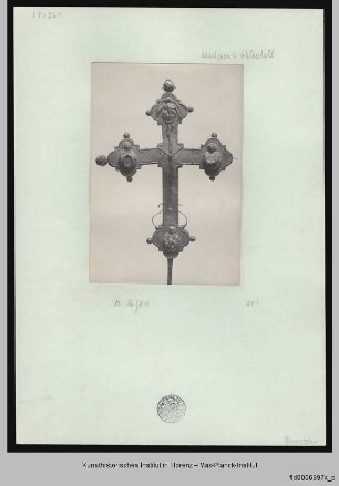 Kreuz in gotischen Formen und mit Darstellung der Heiligen Dreifaltigkeit