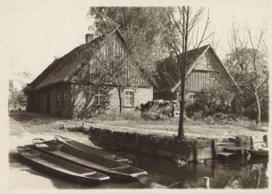 Mark Brandenburg. Oberspreewald. Sorbische Häuser bei Leipe. Im Vordergrund ein Bootsanleger mit Spreewaldkähnen