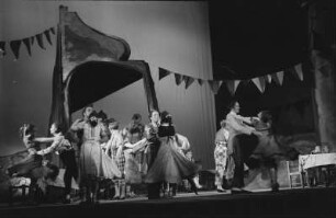 Szenenbilder aus der heiteren Oper "Schneider Wibbel" von Mark Lothar an der Komischen Oper Berlin