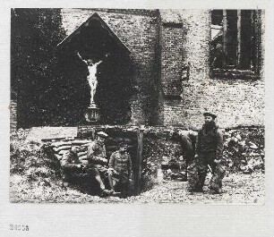Der gekreuzigte Christus vor einem Matrosen-Unterstand an der flandrischen Küste
