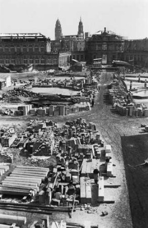 Dresden-Altstadt. Zwinger (1709-1728; M. D. Pöppelmann, B. Permoser). Baustellen Deutscher Pavillon, Bogengalerie und Stadtpavillon. Zwingerhof mit Steinmetzwerkstätten