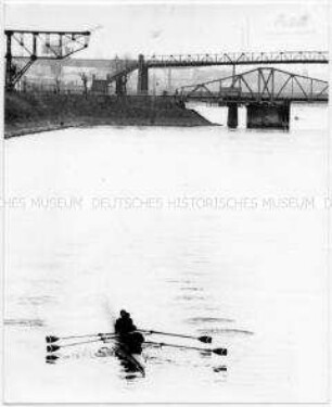 Sportruderboot auf dem Wasser (Altersgruppe 14-17)