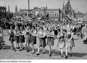 Mädchen im Demonstrationszug, im Hintergrund die Universitätskirche St. Pauli und das Augusteum