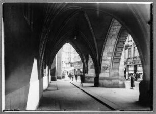 Chmnitz Unterm Rathaus : Chemnitz. Arkadengang am Eingangsportal der Jakobikirche, Innere Klosterstraße. Blick Richtung Markt