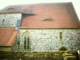 Ansicht von Norden mit Kirche (romanische Gründung 12 Jh - spätgotische Überarbeitung 15 Jh) - Chorturm auf Langhaushöhe gekürzt-im Langhaus erhaltenes romanisches Schlitzfenster