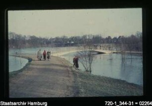 Alster mit Reiterbrücke, Hochwasser 1956