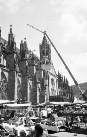 Freiburg: Dachreparatur am Münsterschiff, mit Hahnenturm; beweglicher Kran