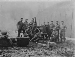 Soldaten an Feldküche : Schützen-Füsilier-Regiment „Prinz Georg“ (Königlich Sächsisches) Nr. 108. Eine Gruppe Soldaten versammelt um einen Feldkochherd, auch Gulaschkanone genannt.