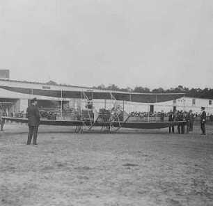 Wright-Flieger, startend : Technikgeschichte | Fliegende Menschen | Flugzeuge | Flugplatzbetrieb und Flugzeugbau