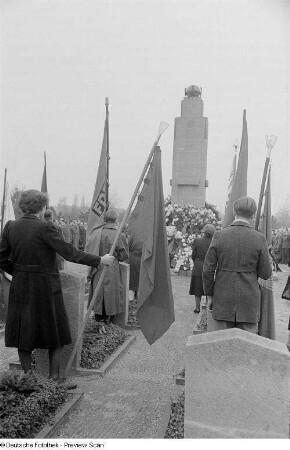 Kranzniederlegung zum 34. Jahrestag der Großen Sozialistischen Oktoberrevolution auf dem Trinitatisfriedhof