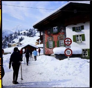 Mittenwald: rotes Haus, Im Gries, mit Wettersteinspitze