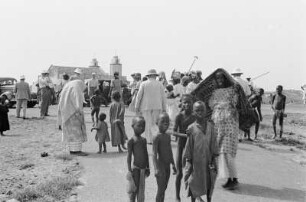 Reisefotos Senegal. Einheimische und Touristen auf einer Straße