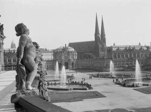 Dresden, Blick über den Zwingerhof nach Südosten zur Sophienkirche