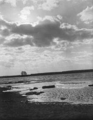 Landschaft mit See : Unbekannter Ort. Landschaft mit See, am Himmel Schicht-Haufenwolken (Stratocumulus)