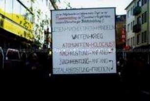 Transparent für Totalabrüstung auf der Friedenskundgebung in Bonn am 22. Oktober 1983