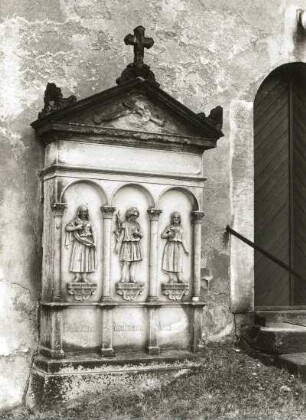 Grabdenkmal für drei Kinder. Sandstein. 2. H. 19.Jh. Großharthau-Bühlau, Dorfkirche Bühlau, Süd-Wand